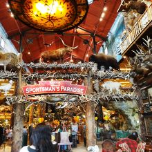 『Bass Pro Shops』　入口から店内に入った様子で