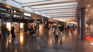 ゲートA、Bのあるターミナルのショッピングゾーン