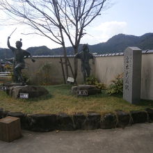 駅前の少年期の武蔵像
