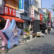 明洞ストリート。冬ソナの看板があります。