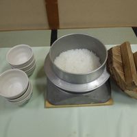 朝食は炊き立て釜のご飯