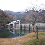 静かな湖畔。