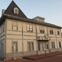 往時の海運の旺盛を感じられる駅舎