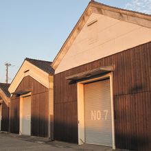 木造の倉庫も凛として建っています