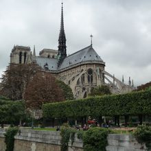 ノートルダム寺院を裏側の角度からみる