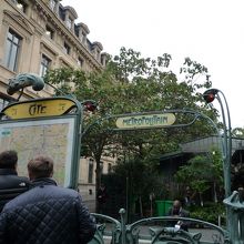 メトロの入口はアール・ヌーボー