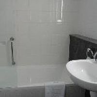 バスルームは狭いが綺麗