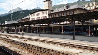 ベリニナ鉄道、氷河鉄道の発着駅