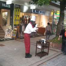 ここでも大道芸が行われていました