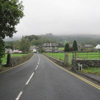 ホテルの前をまっすぐ行くとグラスミアの町に