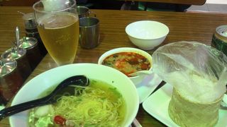 みなとみらいのビルの中の屋台風のお店