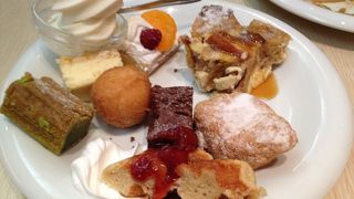 デザートの盛り合せですね。ワッフルやシュークリーム等々、様々なものが用意されています。特に、アイスコーヒにソフトクリームを乗せてコーヒフロートにしてみてください