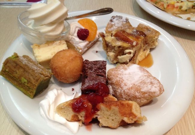 デザートの盛り合せですね。ワッフルやシュークリーム等々、様々なものが用意されています。特に、アイスコーヒにソフトクリームを乗せてコーヒフロートにしてみてください