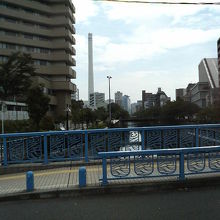 表通りに並ぶビルの裏手で静かに流れています。