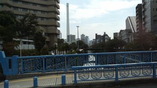 中目黒駅そばの裏通りの静かな川の流れ