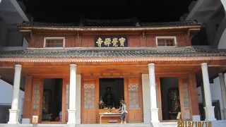 黄金の大仏が有名ですが、日本人の遺骨安置所でもあります