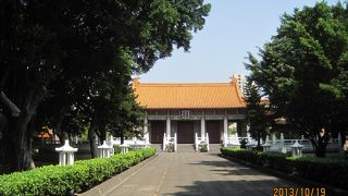 装飾が非常にきれい、すっきりとした廟です。レンガ色が鮮やかです。