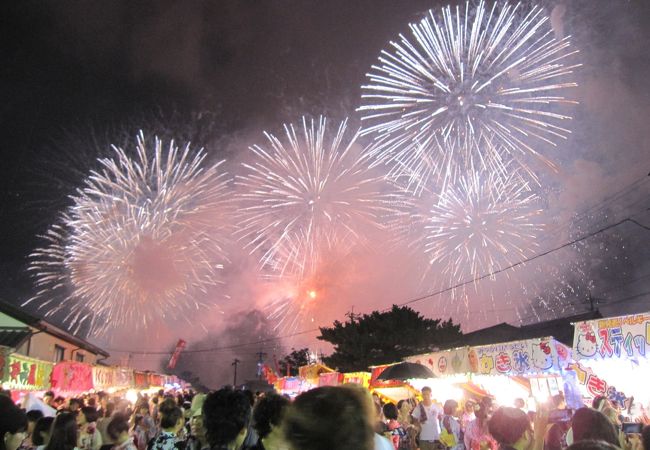 花火が開始してからも近くで見れます。