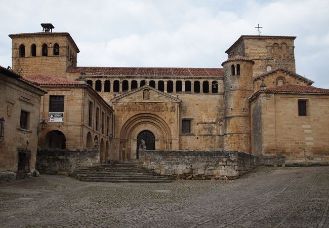 １２−１３世紀に建てられたロマネスク様式の教会