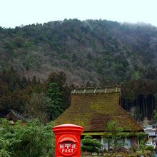 赤いポストが出迎えてくれます。