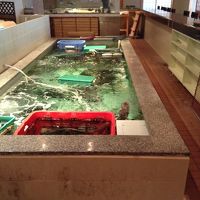 食事処の生け簀　かわいい？こぶ鯛がいます。