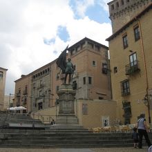 ファン・ブラボ像。