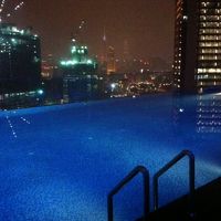 夜のインフィニティプール。プールお金かけてるもん！