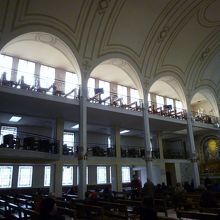 白とブルーを基調とした明るく華やかな教会