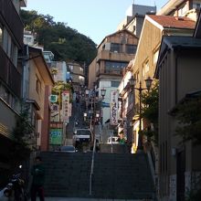 朝日のさしこむ石段街