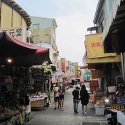 この街は地元のお土産や特産物をひやかしながら買うには最適です。海老せんべいのいい香りも。