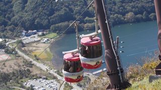 絶景のパノラマが楽しめる二連式のゴンドラ風ロープウェイ