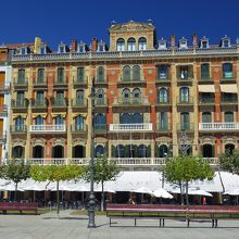 広場に面しています