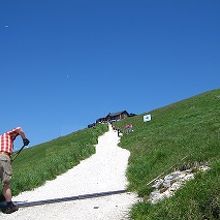 駅を降りて山頂まで歩く。
