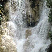 左手前の岩を見ると石灰岩だって良く判ります