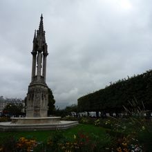 花が咲いており、ベンチに座って休憩