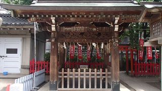 大年神と日本武尊を祭っていて、下町の神社という感じのする神社です。お札も境内に張り巡らされていて、来た人を厳粛な雰囲気にさせるそんな場所です。
