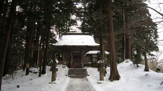 総けやき造りのお堂。