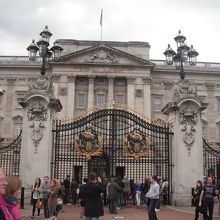 バッキンガム宮殿正面から。