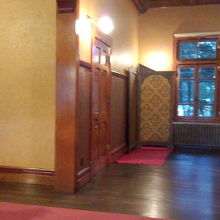 左側　地下への階段があります　和館も洋館も〜