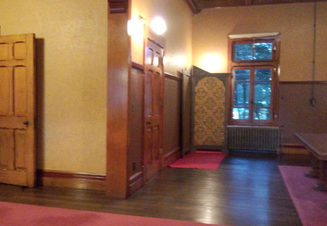 左側　地下への階段があります　和館も洋館も〜