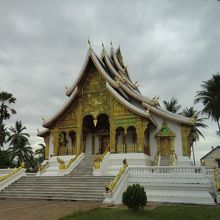 入り口すぐ右に在るパバーン像安置祠