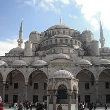 外から見たブルーモスク。圧巻の一言。