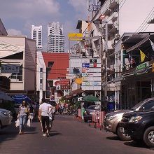 プロンポン駅から歩いてすぐ。この道を突き当りまで行きます