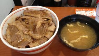 リーズナブルな価格でスタミナの付く焼き牛丼を食べる事ができます。