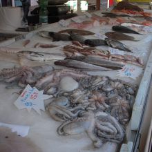 魚介類も売っています。