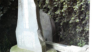 湯島天神の入口に建つ記念の石碑（だけです）