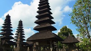 きれいな庭園のある寺院