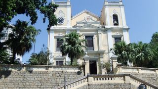 パステルイエローの明るい教会≪聖ローレンス教会≫