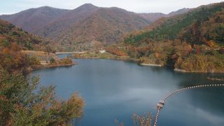 奥四万湖、ダム湖とはいえ紅葉、コバルトブルーの湖面は素晴らしい 