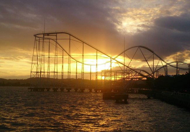 夕日をバックに